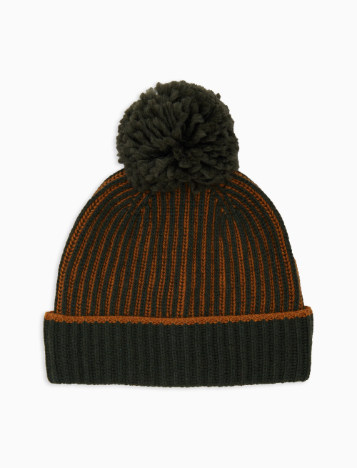 Berretto con risvolto e pom pon unisex lana, viscosa e cashmere verde costa inglese vanisé | Gallo 1927 - Official Online Shop