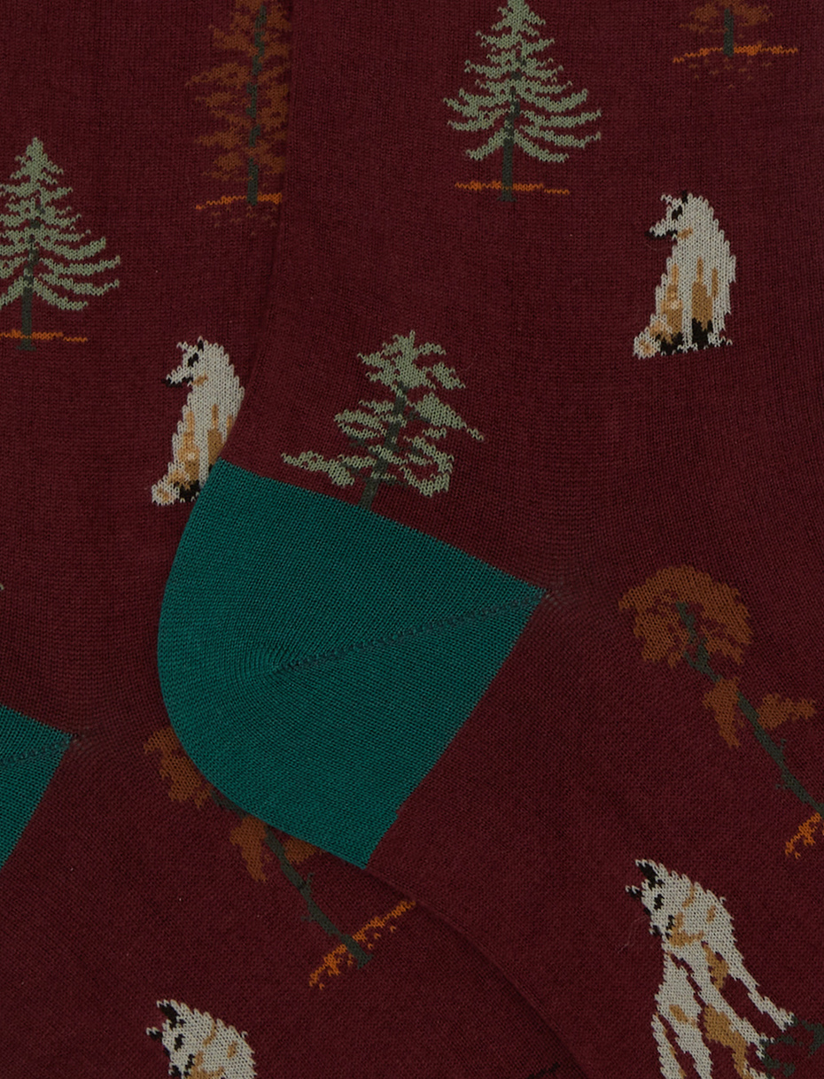 Men’s short burgundy cotton socks with wolves in the forest motif - Gallo 1927 - Official Online Shop