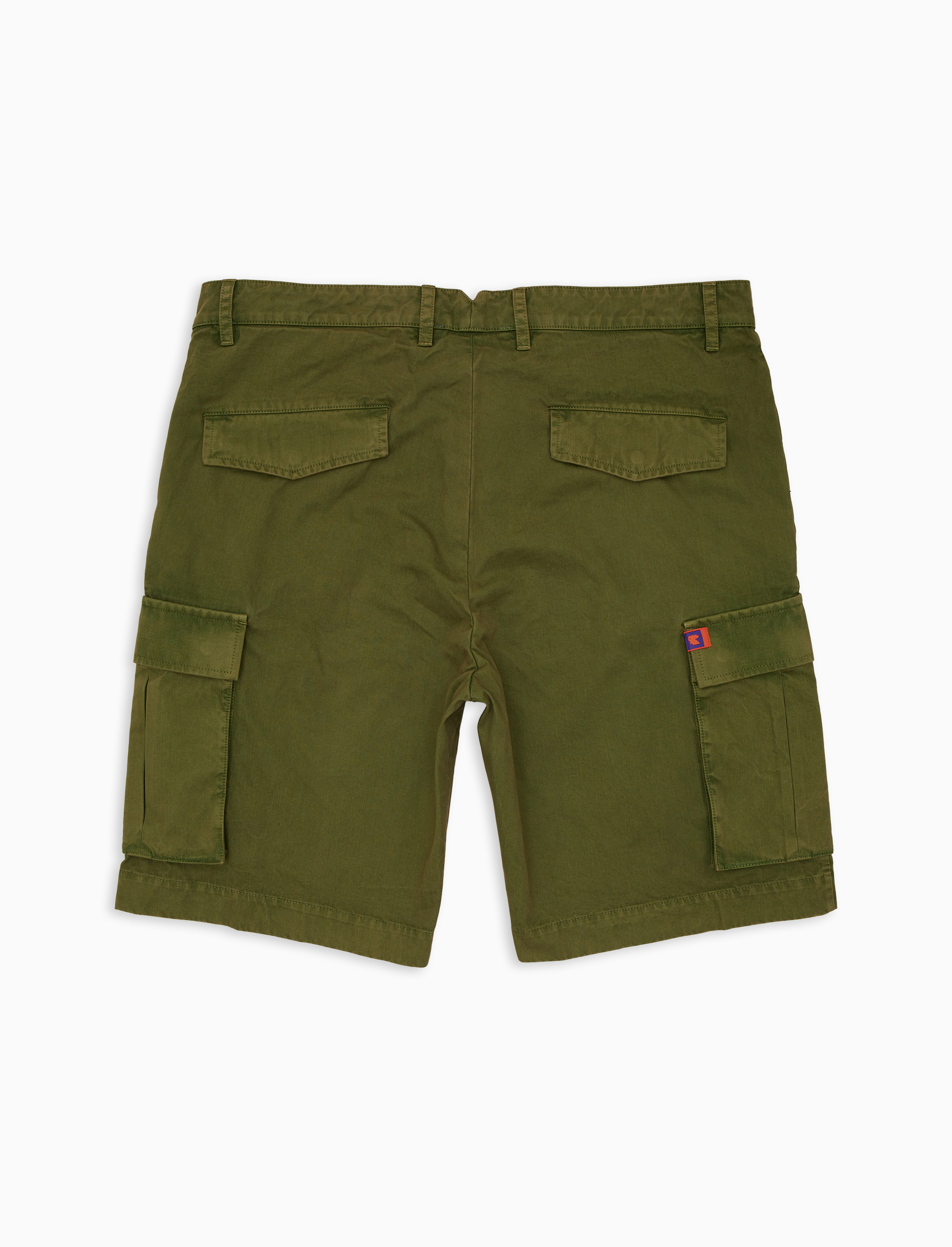 Men's green garment-dyed cotton cargo bermuda with solid